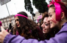 Le giovanissime in piazza: «Difendere le donne che non possono farlo da sole»