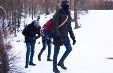 I migranti rischiano la vita attraverso le Alpi