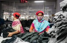 Paghe da fame per chi produce i nostri vestiti: cosa fare