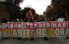 Roma in corteo, «non possiamo pagare mille euro al mese, per questo le case ce le siamo prese»