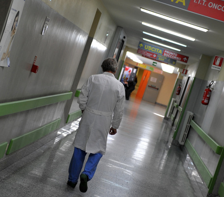 L' interno dell'ospedale Lotti di Pontedera fotografato questa mattina 19 dicembre 2011. Giornata di possibili disagi negli ospedali per l'adesione allo scipero del pubblico impiego di medici e infermieri: a rischio visite specialistiche, esami diagnostici e interventi chirurgici non urgenti, mentre saranno garantite le attività di Pronto soccorso, 118 e gli interventi urgenti.                ANSA/STRINGER