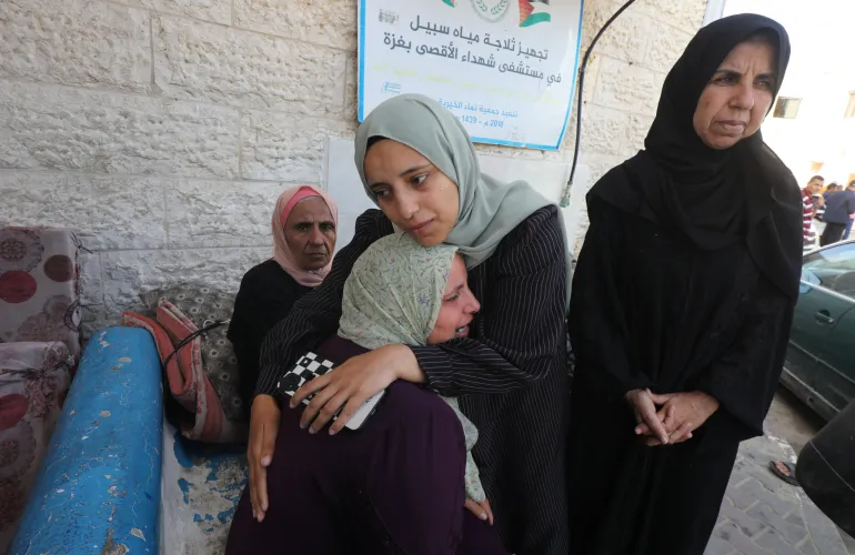 Voci dall’ospedale Al-Aqsa: sopravvivere alla paura di diventare la prossima fossa comune