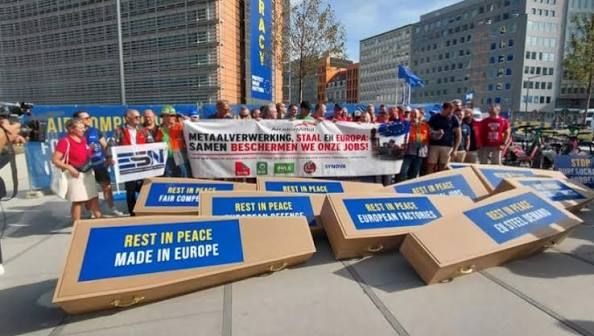 Gli operai mostrano le bare a Bruxelles…. e la UE festeggia il disastro