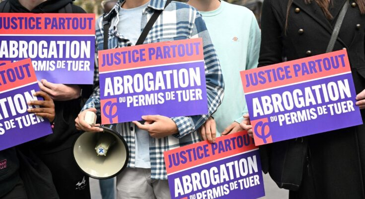 Francia, in piazza contro il «permesso di uccidere»