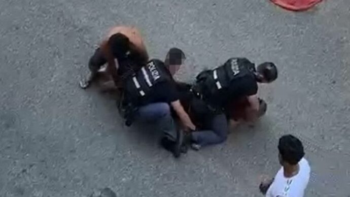 Cosa si dicevano i poliziotti mentre Fakir moriva
