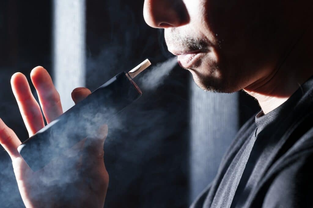 Tabacco riscaldato, lo studio: bastano due “stick” per avere effetti negativi su cuore e sangue